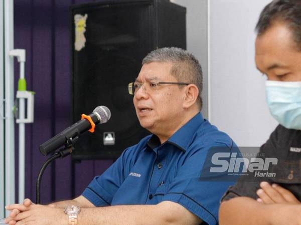 Saifuddin Abdullah pada sidang akhbar selepas menyampaikan sumbangan bakul makanan kepada pemandu teksi dan bas secara pandu lalu di Terminal Sentral Kuantan pada Ahad.