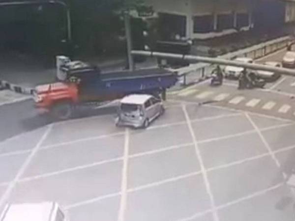 Rakaman CCTV menunjukkan lori tersebut merempuh Perodua Viva di persimpangan lampu isyarat di Jalan Magazine/Jalan Ria.