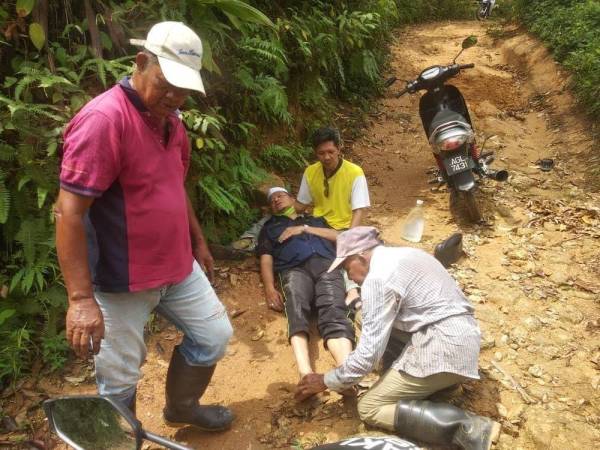 Mohd Najmuddin terbaring selepas terbabit dalam kemalangan ketika melakukan ziarah kasih dan menyampaikan sumbangan kepada penduduk di Anak Kurau, Batu Kurau. -Foto: FB Mohd Najmuddin Elias Al Hafiz