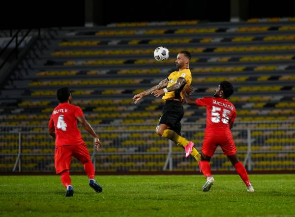 Pemain Perak, Guilherme De Paula (tengah) kelihatan mengawal bola ketika menentang pasukan PJ City FC, pada saingan Liga Super Malaysia 2021 di Stadium Perak, malam ini. Keputusan semasa seri 0-0. -Foto Bernama