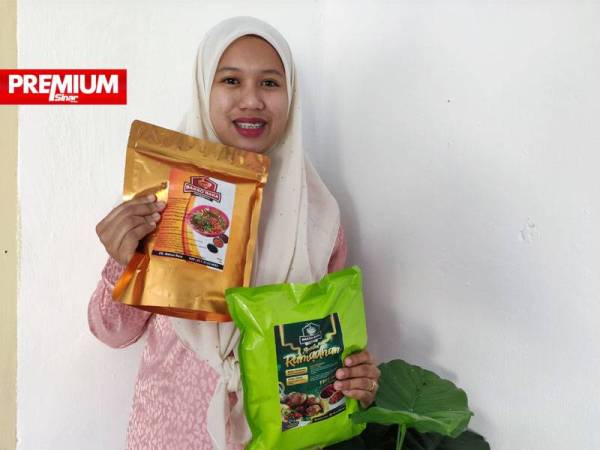 Nurul Hazira menunjukkan bakso sejuk beku keluaran syarikatnya, Bakso Rara. Pek warna hijau merupakan edisi khas sempena Ramadan dan Syawal yang ditambah dengan serunding dan sambal.