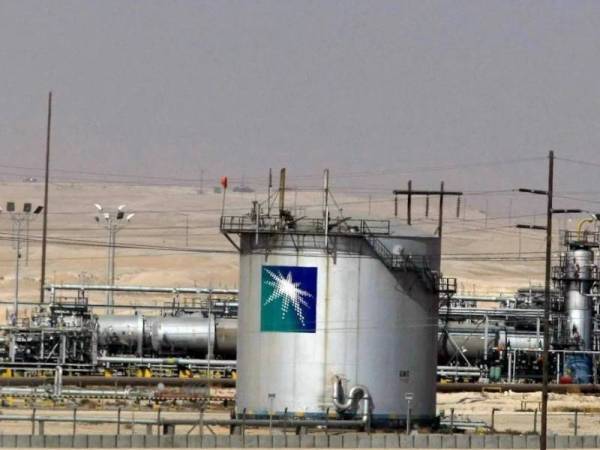 Gambar fail menunjukkan sebuah kemudahan minyak syarikat Saudi Aramco yang terdapat di Riyadh. - Foto AFP