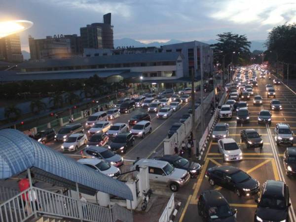 Keadaan sesak di Jalan Sultan Iskandar, Ipoh berhampiran Sekolah Jenis Kebangsaan Cina (SJK) (C) Yuk Choy berikutan murid Tahun Tiga, Empat dan Lima kembali ke sekolah pada Isnin.