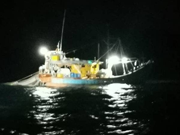 Sebuah bot dikendalikan tiga nelayan asing dikesan Maritim Perak menangkap ikan di Zon A perairan Perak. - Foto Ihsan Maritim Perak