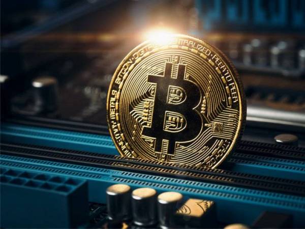 Sindiket curi elektrik untuk menjalankan kegiatan melombong bitcoin membabitkan enam premis di sekitar bandar Gua Musang tumpas. - Foto 123RF