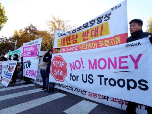 Aktivis antiperang menuntut Seoul supaya berhenti menanggung kos tentera AS di Korea Selatan semasa protes di luar Kementerian Pertahanan pada tahun lalu. - AFP