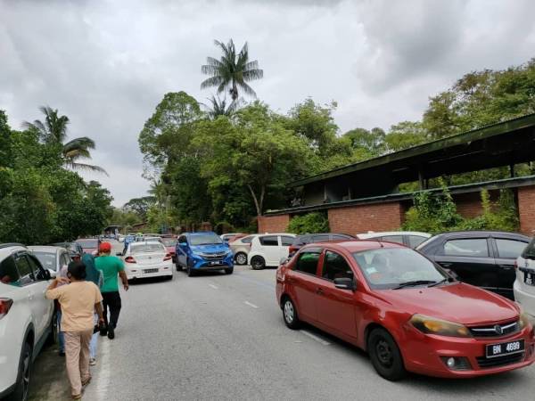 Kawasan luar Zoo Negara di Kuala Lumpur yang dipenuhi kenderaan pengunjung yang beriadah pada hujung minggu.