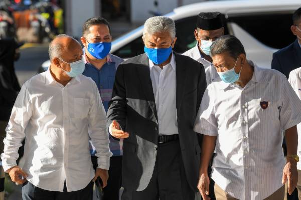 Bekas Timbalan Perdana Menteri Datuk Seri Dr Ahmad Zahid Hamidi (tengah) ketika hadir pada prosiding sambung bicara kesnya di Mahkamah Tinggi hari ini. -Foto Bernama