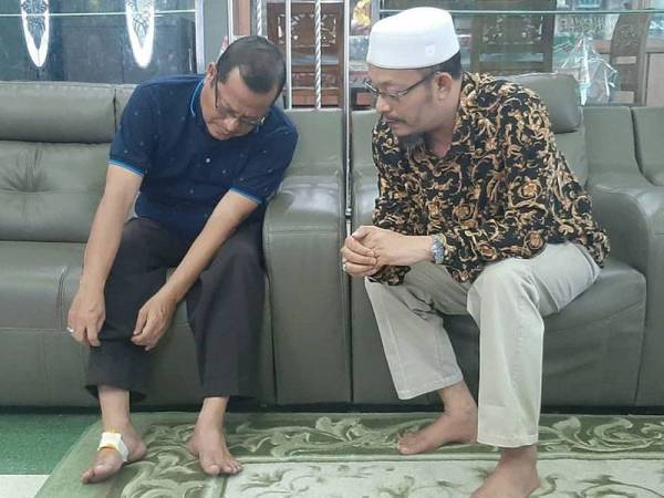 Mohd Najmuddin menerima kunjungan adiknya, Mohd Kazim yang melihat keadaan kecederaan di kaki kanan yang terkena ekzos dalam kemalangan pada Sabtu.