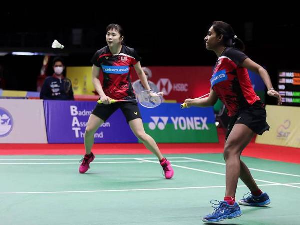 Pearly (kiri) dan Thinaah mencipta sensasi apabila menjuarai Terbuka Switzerland di Basel pada Ahad. - Foto AFP