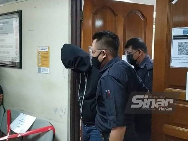 Tertuduh dibawa keluar dari Mahkamah Sesyen Ipoh selepas mengaku tidak bersalah atas dua pertuduhan rasuah yang dikenakan ke atasnya pada Selasa.