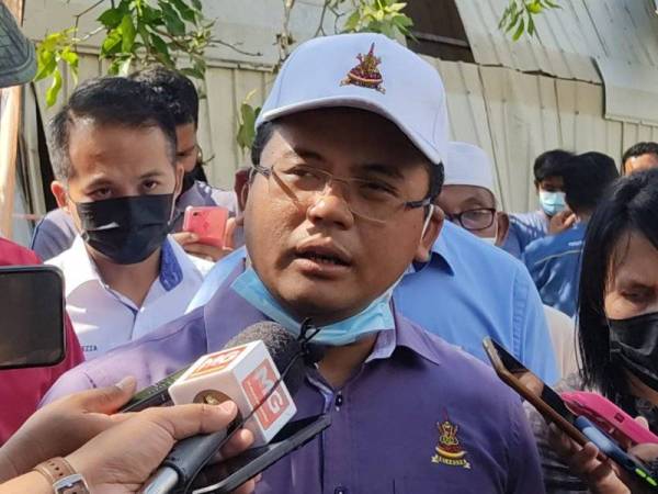 Amirudin ditemui pemberita ketika meninjau unit rumah yang terjejas akibat ribut itu di Apartmen Dahlia Court, Sepang pada Isnin.