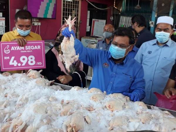 Che Abdullah (dua dari kanan) melancarkan jualan happy hour selama satu jam selepas melawat Kilang Pemprosesan Ayam Bismi di Simpang Empat, Alor Setar pada Selasa.