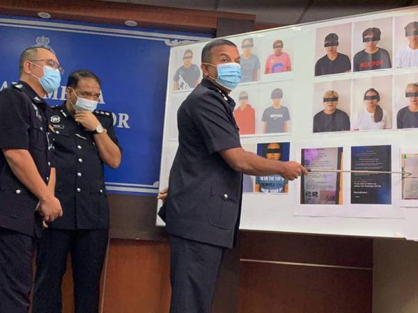 Ayob Khan menunjukkan 18 ahli sindiket yang terlibat dalam penipuan dalam talian pada sidang akhbar di IPK Johor, Johor Bahru pada Selasa.