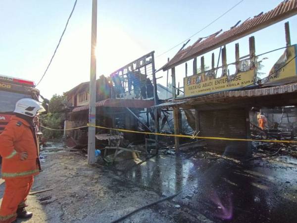 Lima deretan kedai musnah dalam kebakaran di Kampung Simpang 3, Kuala Kurau pada Selasa