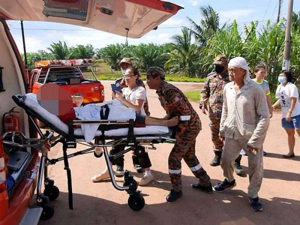 OKU yang dilaporkan hilang pada Sabtu lepas di sebuah kebun di Jalan Paloh-Yong Peng ditemui selamat, namun berada dalam keadaan lemah. - Foto Bernama