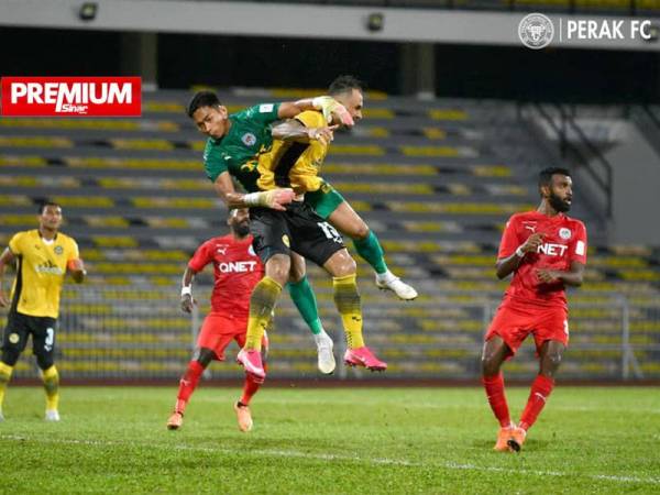 Aksi de Paula ketika bertembung dengan penjaga gol PJ City FC di Stadium Perak, Ipoh Ahad lalu. - Foto FB Perak FC