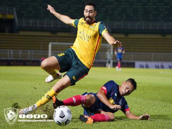 Pemain KDA FC, Rabih Ataya (kiri) dikawal ketat oleh pemain Sabah FC pada aksi kedua Liga Super 2021 di Stadium Darul Aman pada Selasa. Foto KDA FC