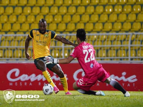 Kpah berjaya menewaskan penjaga gol Sabah FC, Robson Rendy Rining untuk jaringan kedua KDA FC di Stadium Darul Aman pada Selasa. Foto KDA FC