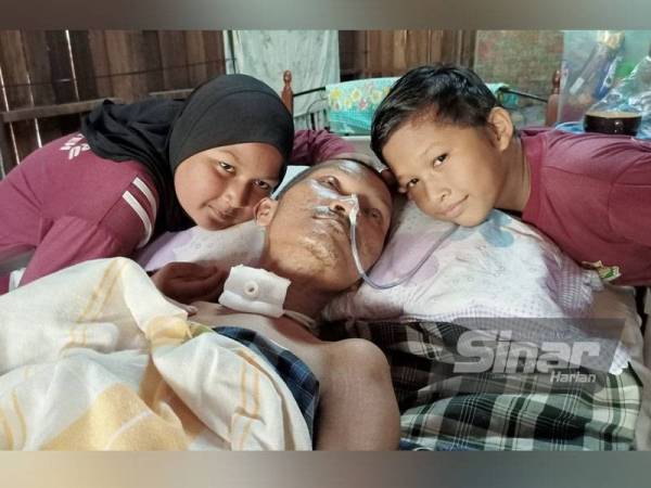 Nik Nur Muhammad Akid Najwan (kanan) bersama Nik Nur Aina Najma tidak pernah lekang daripada menjaga ayah mereka.