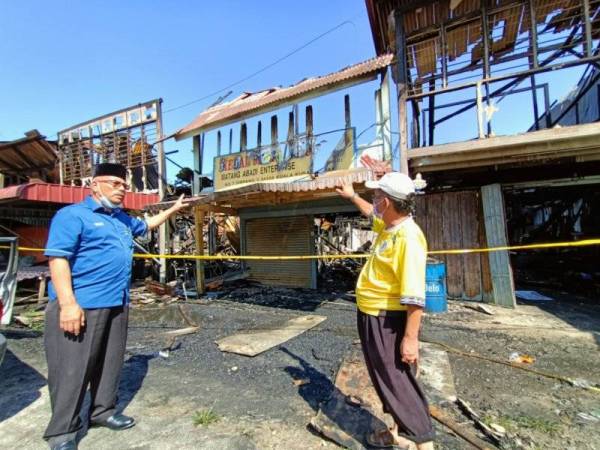 Keadaan kedai makan gulai sembilang yang diusahakan Mohd Shahril musnah dalam kebakaran pada Selasa.