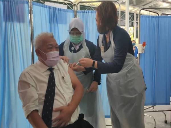 Bung Moktar ketika menerima suntikan Covid-19 di Hospital Queen Elizabeth I, Kota Kinabalu pada Rabu.