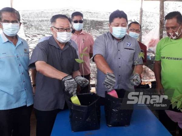 Steven Choong (dua, kiri) dan Mazlan (dua,kanan) menanam pokok sebagai simbolik Majlis Perasmian Hab Pertanian Persatuan Sokongan Kebajikan Wawasan OKU Johor Bahru di Taman Tanjung Puteri Resort, Pasir Gudang pada Rabu.