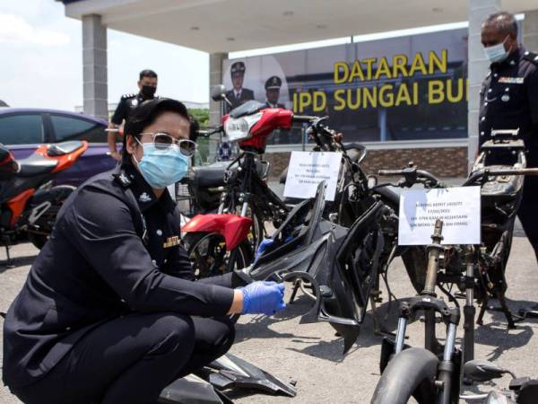 Ketua Polis Daerah Sungai Buloh, Superintendan Shafa’aton Abu Bakar menunjukkan beberapa bahagian motosikal yang telah dileraikan berhubung kes kegiatan curi dan lerai motosikal pada sidang media di Ibu Pejabat Polis Daerah Sungai Buloh pada Rabu. - Foto Bernama 