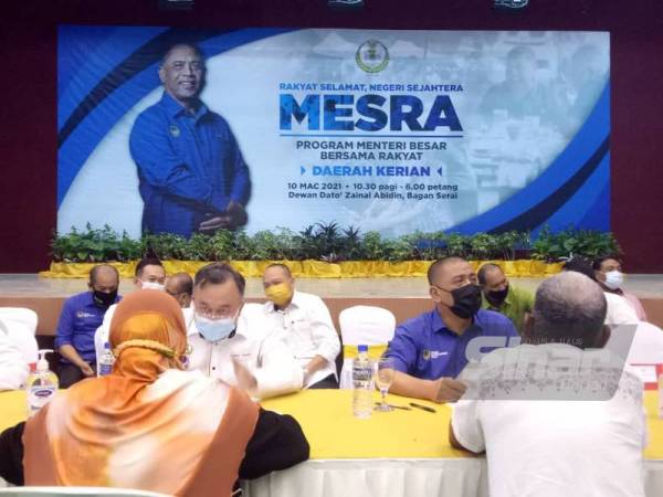 Saarani (kanan) bersama Setiausaha Kerajaan Negeri, Datuk Ahmad Suaidi Abdul Rahim mendengar masalah diutarakan rakyat sempena program Mesra di daerah Kerian.