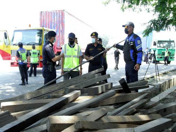 Beberapa buah lori dan treler dikesan membawa bahan tidak dibenarkan seperti kayu dan besi yang diletakkan di casis kenderaan terbabit ketika Ops Halangan di Plaza Tol Bukit Raja, Klang pada Rabu.