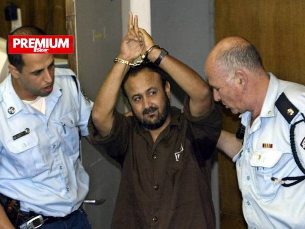 Pemimpin kanan Fatah, Marwan Barghouti (tengah) menjalani lima hukuman penjara seumur hidup di penjara Israel kerana peranannya dalam beberapa serangan maut ke atas tentera rejim Zioinis. - Foto AFP