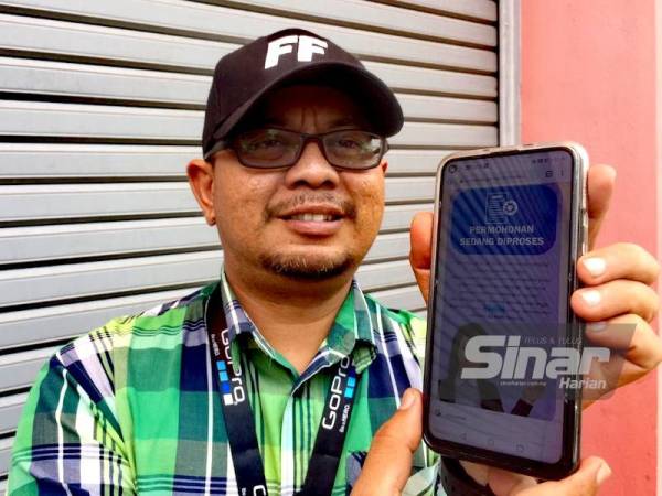 Mohd Fairuz menunjukkan permohonan pengeluaran duit KWSPnya diterima.