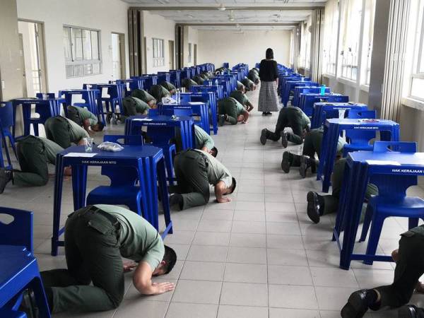 Pelajar Maktab Tentera Diraja (MTD), Sungai Besi yang sujud beramai-ramai selepas selesai menjawab peperiksaan