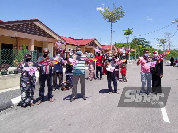 Sebahagian penghuni Taman Desa Tawakkal gembira dapat mendiami rumah sendiri pada tahun ini.