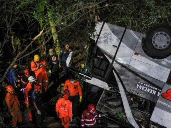 Keadaan di lokasi nahas yang meragut sekurang-kurangnya 27 mangsa. - Twitter JakartaGlobe