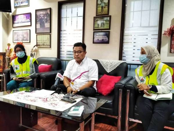 Mohd Sharkar (tengah) bersama Noor Shahniyati (kiri) dan Nisah pada sidang media di Bangunan UMNO Bahagian Temerloh pada Khamis.