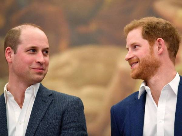 William (kiri) memaklumkan beliau belum menghubungi Harry sejak wawancara kontroversi itu disiarkan pada akhir minggu lalu. - Foto: Agensi