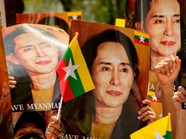 Kumpulan penunjuk perasaan menuntut pembebasan Suu Kyi yang ditahan Tatmadaw sejak 1 Februari lalu. - Foto: AFP