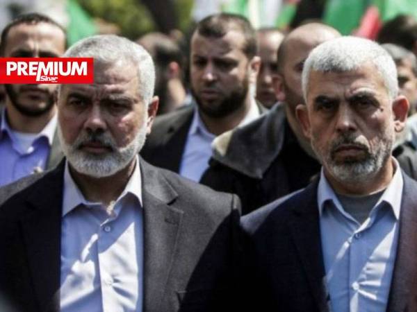 Gambar fail ketua politik Hamas di Gaza, Yahya Sinwar (kanan) bersama ketua pergerakan itu, Ismail Haniyeh. - Foto AFP