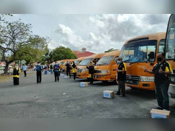 Pemandu dan pengusaha van sekolah di Kemaman antara penerima bantuan Program Musa’adah Covid-19 Yadim Terengganu.