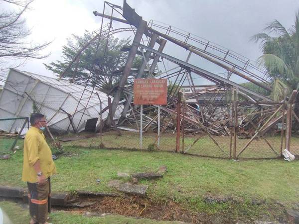 Hanafiah melihat keadaan tangki air di Taman Bukit Mentok, Kampung Pengkalan Pandan, Chukai, Kemaman yang runtuh jam 3 pagi Jumaat.