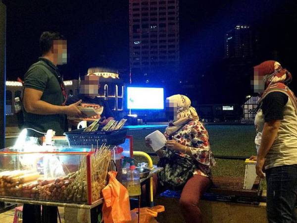 Penjaja makanan yang dikenakan tindakan ketika Operasi Pemantauan Penjaja dan Pematuhan SOP di Dataran Merdeka pada malam Khamis.