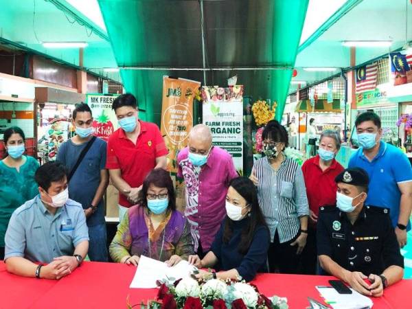 Hannah (dua dari kanan) pada sidang akhbar diadakan di Pasar Besar TTDI pada Jumaat.