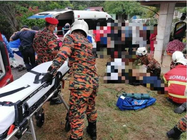 Kemalangan dipercayai berlaku apabila Toyota Hilux yang dalam perjalanan dari Kuala Lumpur ke Kota Bharu, Kelantan hilang kawalan dan masuk ke laluan bertentangan sebelum bertembung kereta dinaiki keluarga tersebut. Foto: Ihsan pembaca