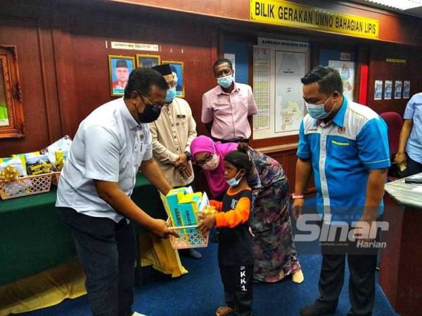 Neelofa antara penerima set bantuan persekolahan yang disampaikan oleh Abdul Rahman (kiri) di Pusat Khidmat Ahli Parlimen Lipis pada Jumaat.