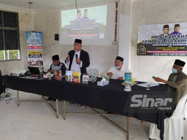 Mohd Azmi (berdiri) menyampaikan ucapan pada Program Khas Sempena Israk Mikraj anjuran Mapim Perak di Kompleks Pendidikan Baitul Ridzuan, Kampung Manjoi pada Sabtu.