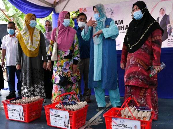 Zuraida beramah mesra dengan sebahagian penerima sumbangan pada Program Malaysia Prihatin di Pangsapuri Sri Intan, Ampang di sini hari ini. Foto Bernama