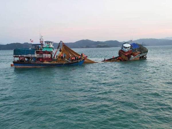 Bot tersebut hampir karam di kedudukan0.3 batu nautika utara Pulau Singa Besar, Langkawi selepas dipercayai melanggar batu pada pagi Sabtu. - Foto Maritim Malaysia