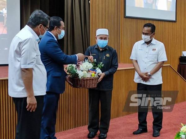 Tuan Ibrahim (dua dari kanan) selepas hadir pada Majlis Cabutan Kerja Undi di bawah peruntukan KASA di Wisma Darul Iman pada Ahad.