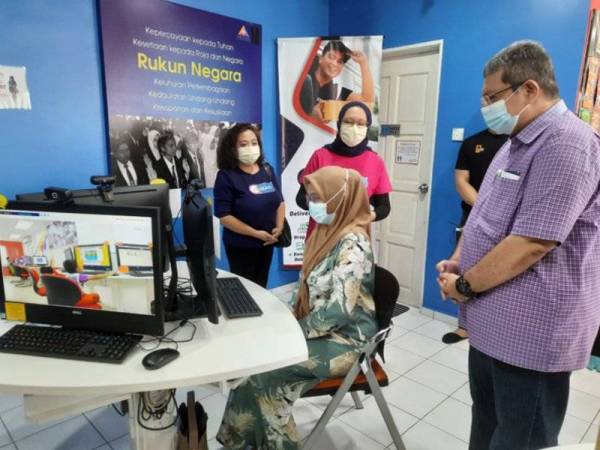 Saifuddin melawat PIK Kampung Cherating selepas pelancaran Aplikasi C-Heart dan memperkenalkan Perkhidmatan Bungkus dan Hantar di Pusat Internet Komuniti Kampung Cherating pada Ahad.